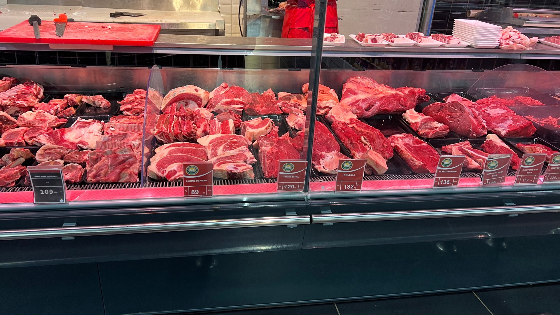 غلاء اللحوم يعود إلى الواجهة… لحم الغنم يسجل 120 درهماً للكيلوغرام