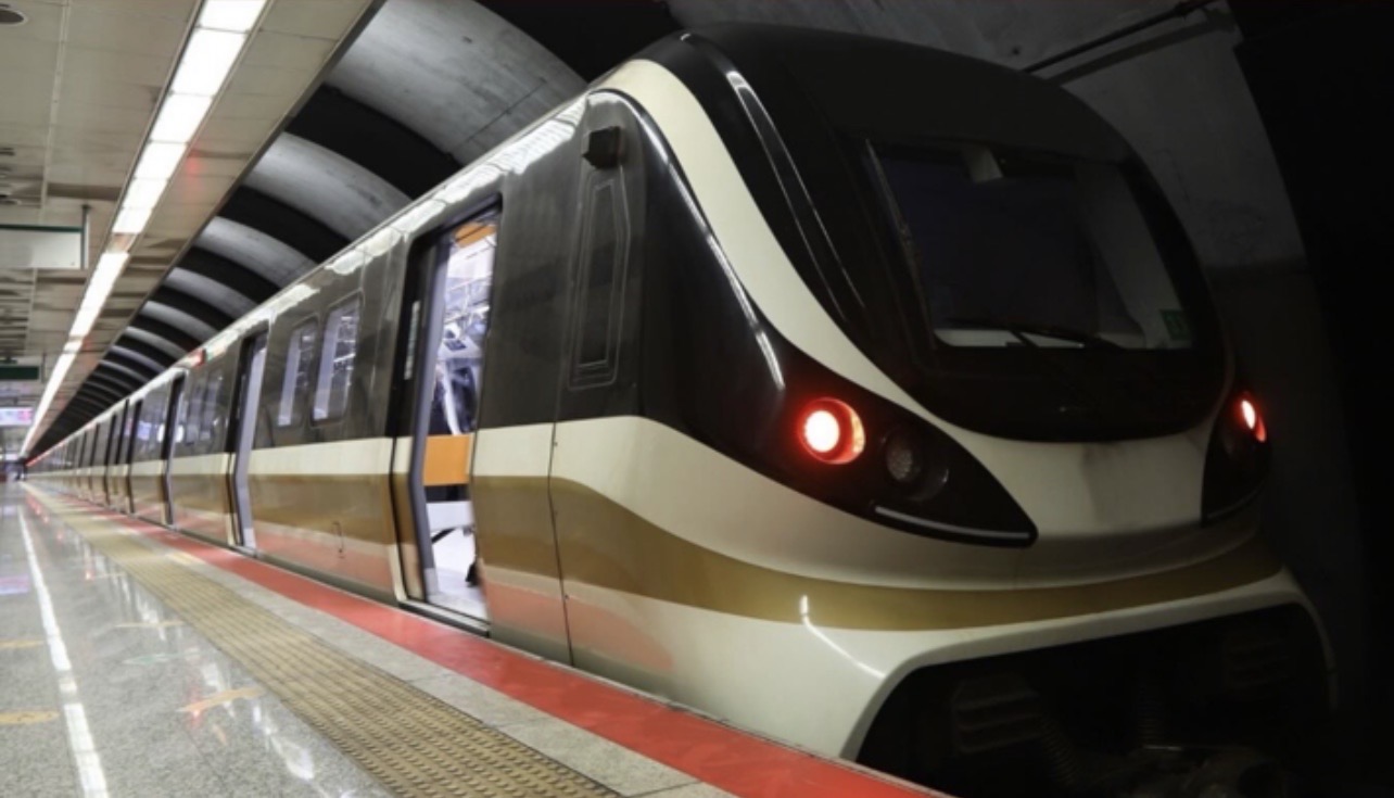 وفاة مأساوية لفتاة قاصر على قضبان المترو في إسطنبول تثير صدمة واسعة