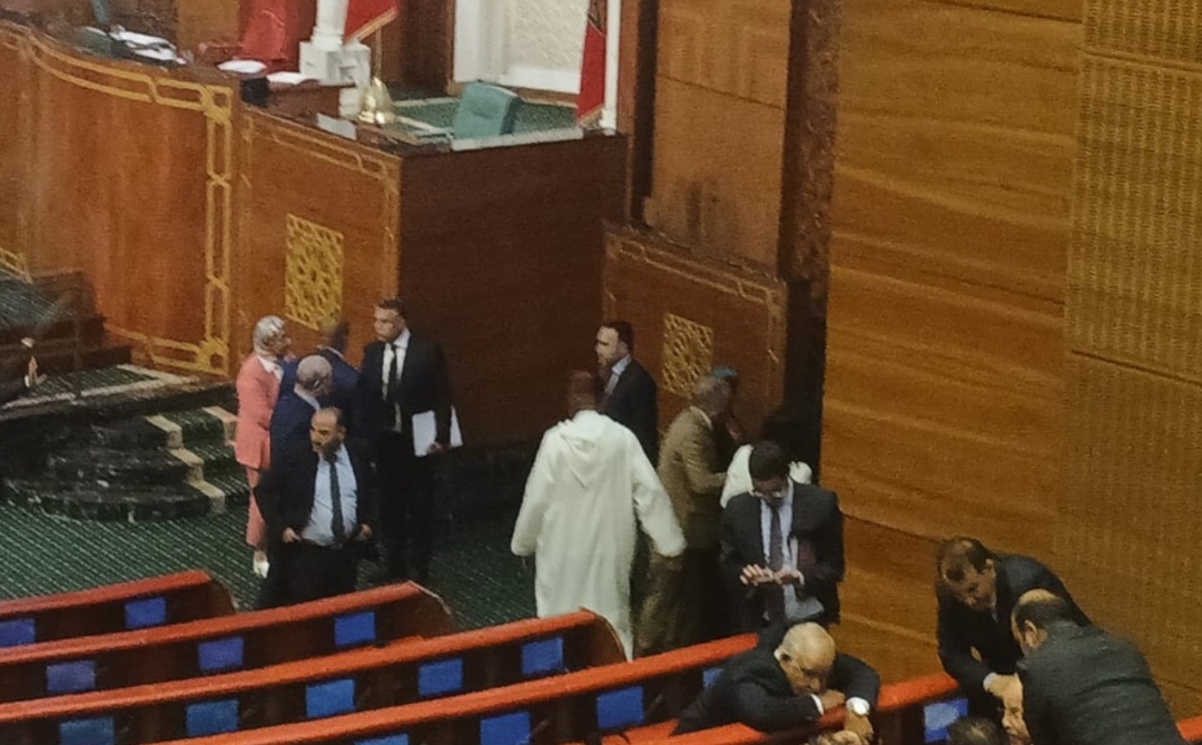 خلاف حاد تحت قبة البرلمان ينتهي بتعليق جلسة تشريعية