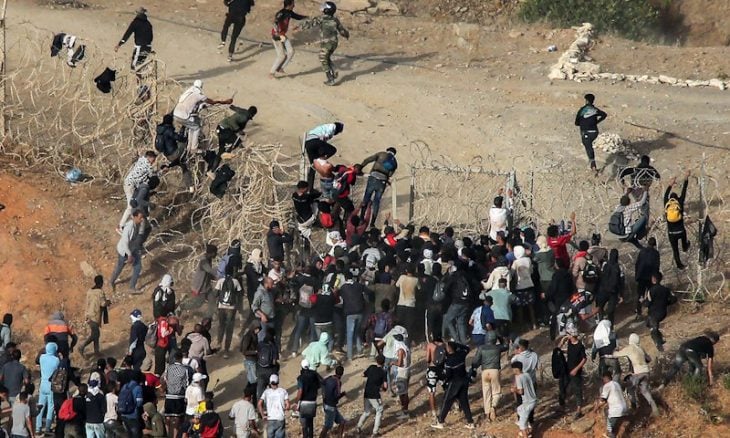النقابة الوطنية للصحافة المغربية تدعو إلى تحري الدقة والمهنية في تغطية أحداث سبتة والتصدي للأخبار الزائفة